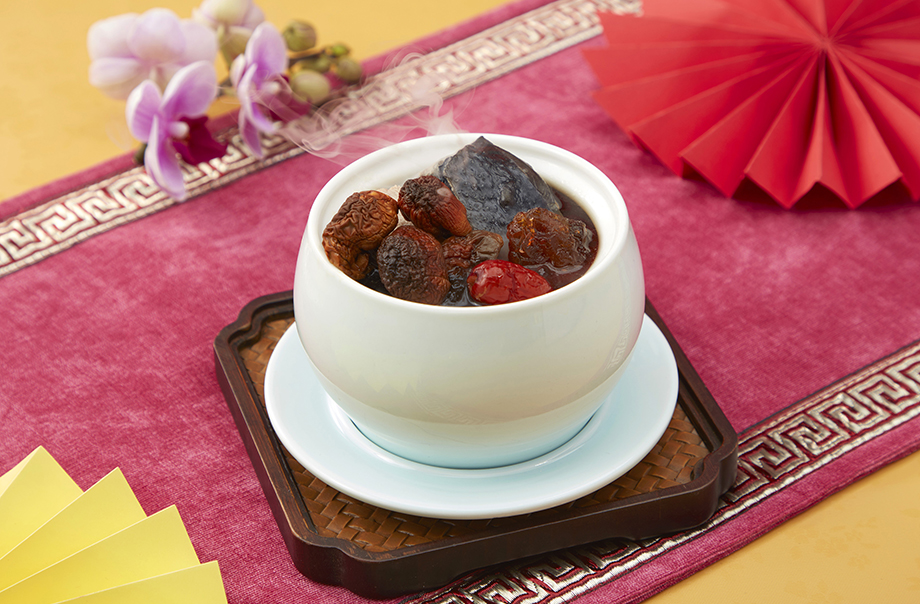 Double-boiled Silky Fowl Consommé with Agaricus Blazei and Snow Gum Soup
Double-boiled Silky Fowl Consommé with Agaricus Blazei and Snow Gum Soup