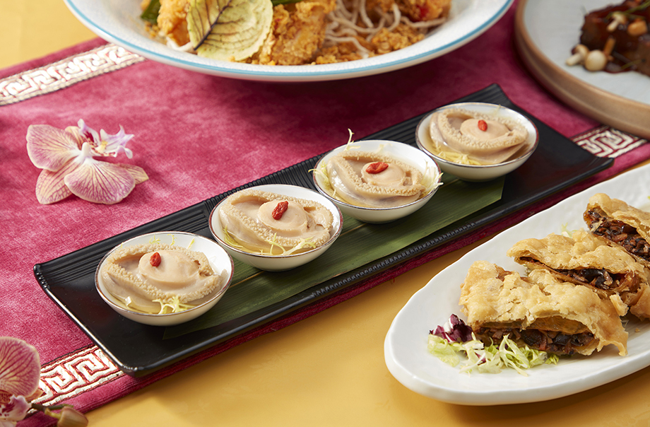 Abalones Poached in 25 Years Aged Hau Diao
Abalones Poached in 25 Years Aged Hau Diao