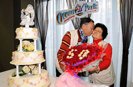 海洋公園為蔡氏夫婦送上一個精緻的心形花飾以為他們50周年金婚紀念送上無限祝福。 