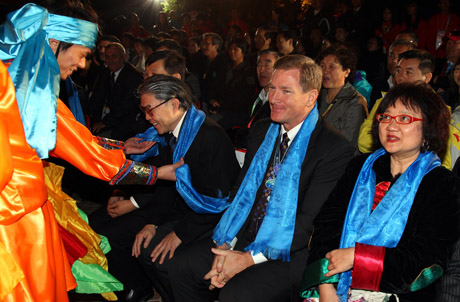 Photo 2: Performers from “Splendid China” offered our honorable guests the khata as a symbol of respect – (from left) The Hon. Timothy Fok, Mr. Tom Mehrmann and Chairman of the 2009 East Asian Games Organizing Committee, and Permanent Secretary of Home Affairs Mrs. Carrie Yau Tsang Ka-lai, JP.