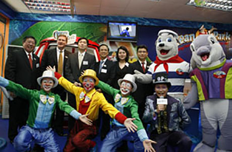 Picture 2: ( Left to right)：Paul Pei, Executive Director, Sales and Marketing; Tom Mehrmann, Chief Executive of Ocean Park; Spark Chen, Vice General Manager of Guangdong Nanhu International Travel Service (Nanhu); Matthias Li, Deputy Chief Executive of Ocean Park; Rosalind Siu, Sales Director of Ocean Park; Alfred Ma, Ocean Park’s Chief Representative – Southern China; Ocean Park’s mascots Whiskers and Swift, seen at the unveiling of Ocean Park’s first thematic showroom in Mainland China with joint venture partner, Nanhu.