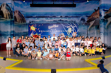 Pic 6: 海洋公园行政总裁苗乐文(后排中)与一众得奖师生合照
