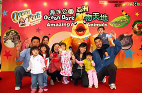 Photo 1: New Ocean Park mascot Goldie played games with kids and gave out presents