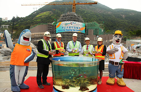Photo 1. (From the left) Mr. Walter Kerr, Executive Director Project Development of Ocean Park, Mr. Hamish Tyrwhitt, Managing Director of Leighton Asia Limited, contractor of the Aqua City construction project, Mr. Tom Mehrmann, Chief Executive of Ocean Park, Mr. Matthias Li, Deputy Chief Executive of Ocean Park and Ms. Suzanne M. Gendron, Executive Director Zoological Operations and Education of Ocean Park officiated the Aqua City Topping Out Ceremony, a major milestone to the Park’s HK$5.55 billion Master Redevelopment Plan. 
