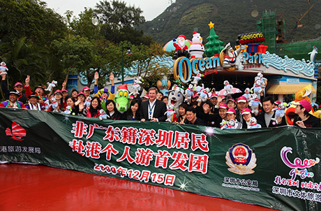Photo 1 & 2: At the main entrance of Ocean Park, Mr. Tom Mehrmann, Chief Executive of Ocean Park, warmly welcomed the 80 tourists from the first group of non-Guangdong residents from Shenzhen visiting Hong Kong on individual endorsements.  The guests also received special souvenirs before setting off for their tour of the Park.