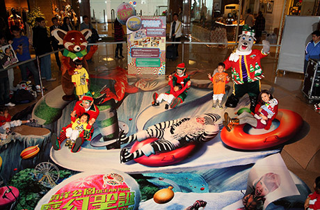 图片一：海洋公园邀请玉女歌手江若琳现身「海洋公园魔幻圣诞2009」之「巨幻3D立体图」，连同一众圣诞精灵、小红熊、威威狮令及活泼的小朋友在立体图上摆「甫士」，并与在场观众玩问答游戏，大派圣诞礼物