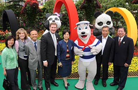 Photo Caption 1
Mrs. Selina Tsang (centre) with Ocean Park representatives, including (from right to left) Paul Pei, Executive Director, Sales and Marketing; Alan Chan, Executive Director, Operations; Tom Mehrmann, Chief Executive; Matthias Li, Deputy Chief Executive; Suzanne Gendron, Executive Director, Zoological Operations and Education, and Winnie Cheng, Landscaping Manager 