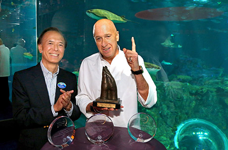 圖三：海洋公園主席盛智文博士(右)表示：「獲得瑞典里瑟本主題公園理事會和國際遊樂園及景點協會頒贈全球最佳主題公園獎(Applause Award)和三項卓越大銅鈴獎，海洋公園深感榮幸。」
