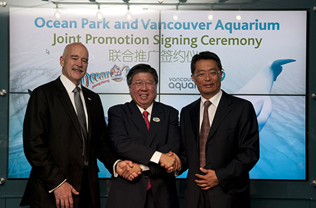 溫哥華水族館總裁Mr. John Nightingale、海洋公園營業及市務執行總監貝寶華先生與溫哥華水族館董事賀鳴笙先生在簽約儀式上合照