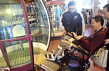 图5︰残疾人士坐上登山缆车,到高峰乐园游览