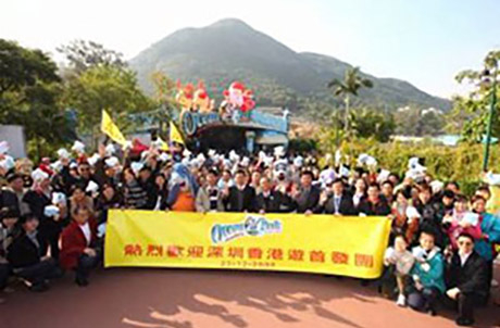在海洋公园副行政总裁李绳宗及香港中国旅行社副总经理王升和主持欢迎仪式后，大家与海洋公园吉祥物威威狮令、乐天豚长及占士鲨拍过大合照 。