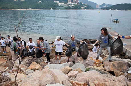  图二及三：今年的国际海岸清洁运动共收集了300公斤垃圾