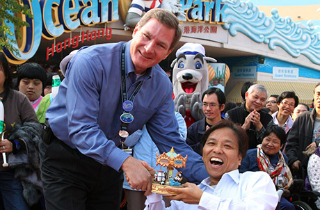 Photo 2: Chairperson of Hong Kong Joint Council for People with Disabilities Cheung Kin Fai exchanged souvenirs with Ocean Park Chief Executive, Tom Mehrmann