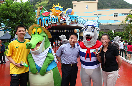 Photo1: Chinese astronauts Yang Li Wei and his family visited Ocean Park