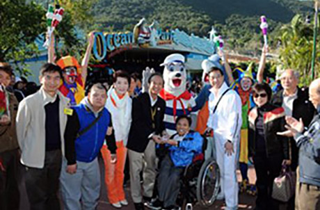 Photos 2: Cheung Kin Fai (centre), Chairperson of Hong Kong Joint Council for People with Disabilities, presented a souvenir to Matthias Li , Deputy CE of Ocean Park (OPC). Kitty (Macaw) & Yarbon (Cockatoo), welcomed guests with disabilities to OPC.