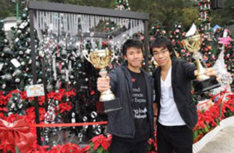 就讀香港大學建築系的張凱科（圖三，右）和葉卓賢奪得最高總得票獎，他們在分享設計理念時表示：「這棵聖誕樹以黑色為主調，一方面可營造主題所須之科技感，另一方面亦希望帶出一個訊息，就是我們必須努力推動環保，才能確保日後可繼續看到綠色的聖誕樹！」