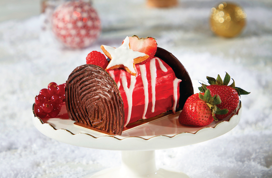 “화이트초콜릿이 덮인 딸기와 밤 크리스마스 로그 케이크”