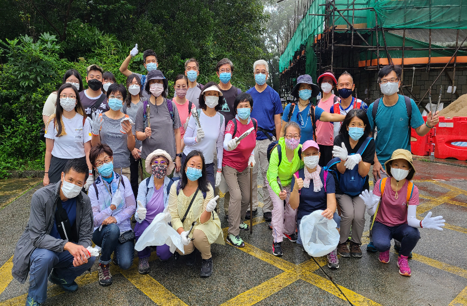 Golden Age volunteers visited the Tai Mo Shan Country Park (Habitat of Hong Kong native endangered Freshwater Turtle- The Beale’s eyed turtle) to actively participate in cleaning work to protect native endangered species on June, 2022.