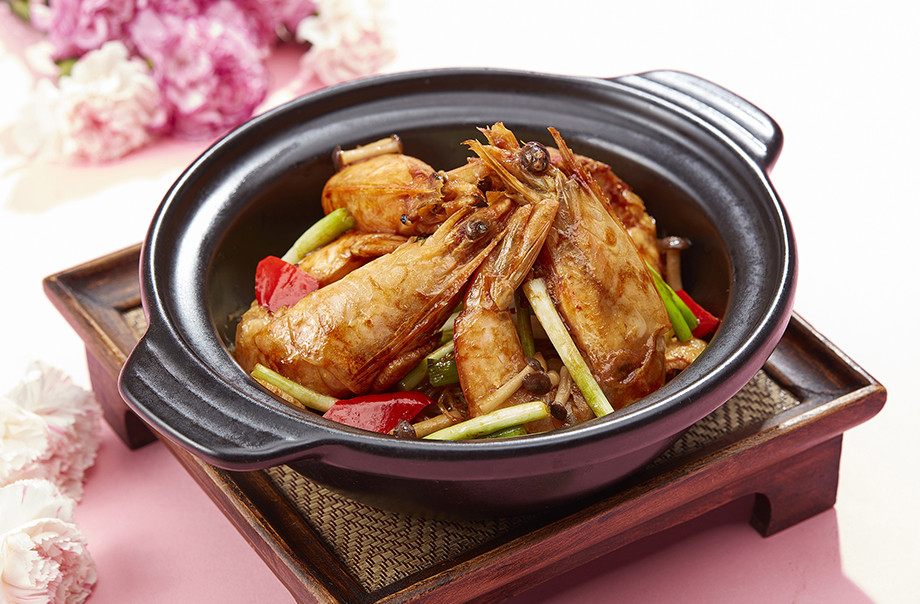 Stir-fried King Prawn with Glass noodle and Ginger and Scallions in Casserole