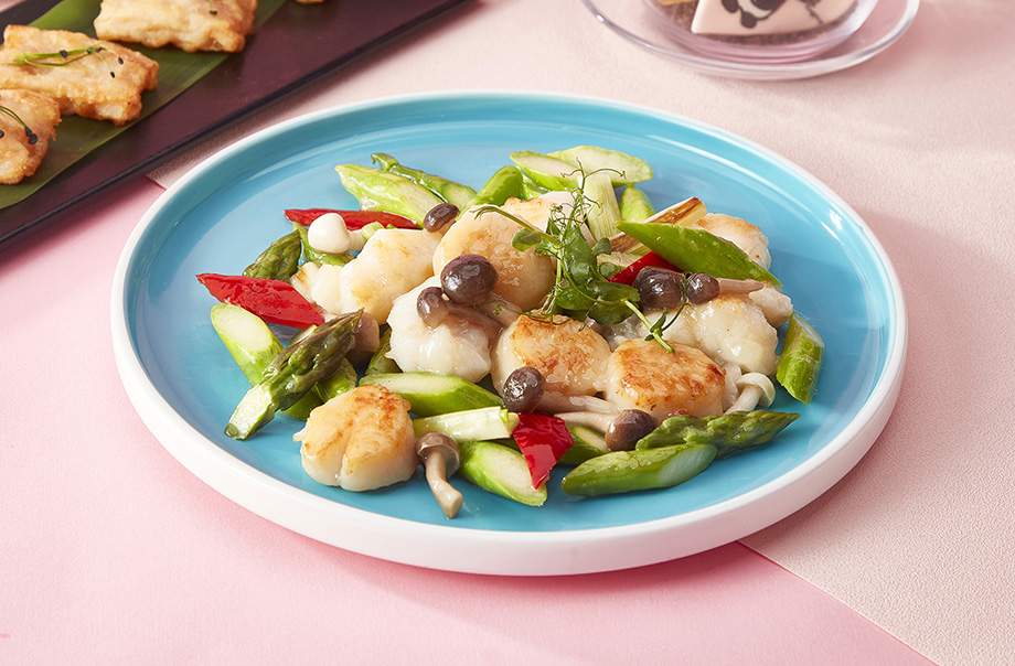 Stir-fried Scallop, Lobster and Asparagus with Truffle Sauce